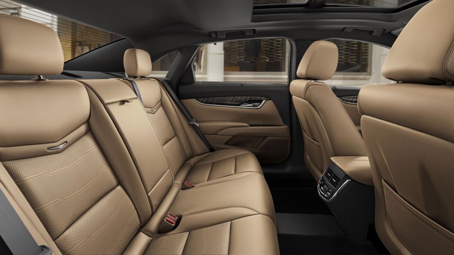 Интерьер Cadillac XTS 2017 года  (фото 4 из 5)